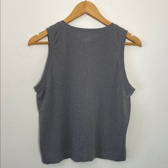 Old Navy Sleeveless Women's Athletic Top - Picture 3 of 4